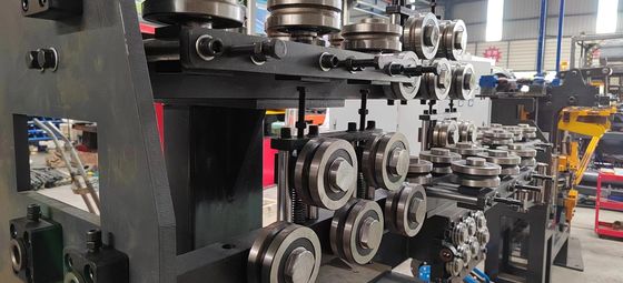 18000KG Automatische vierkante buis lassen machine voor truss Diepte 70-270mm